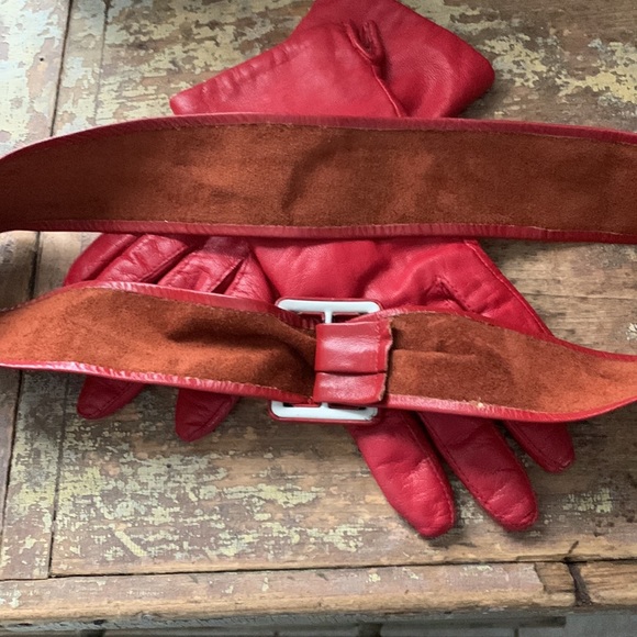 Red leather vintage belt/gloves - Picture 2 of 6